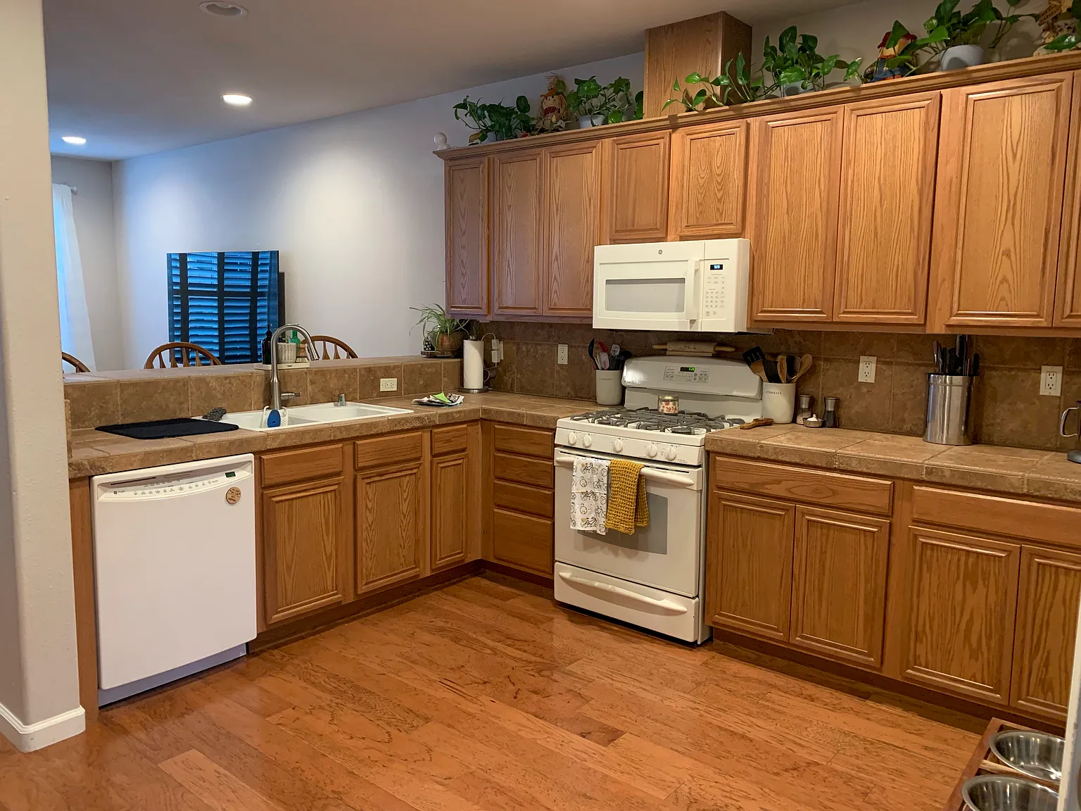3 bed, 2.5 bath, 1834 sqft, $2,700 — Photo 3