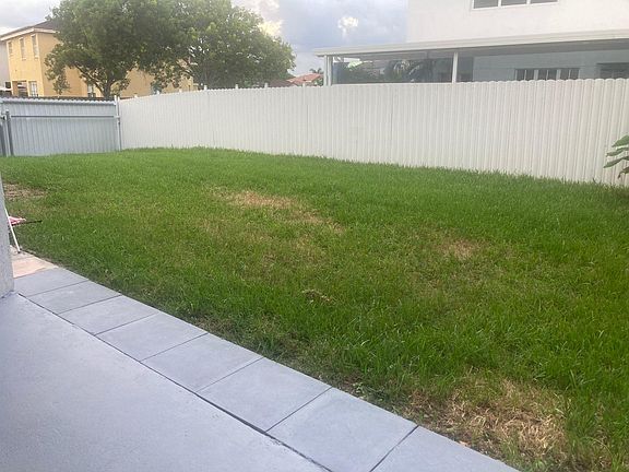 Vista desde el porche del estudio hacia el jardin.