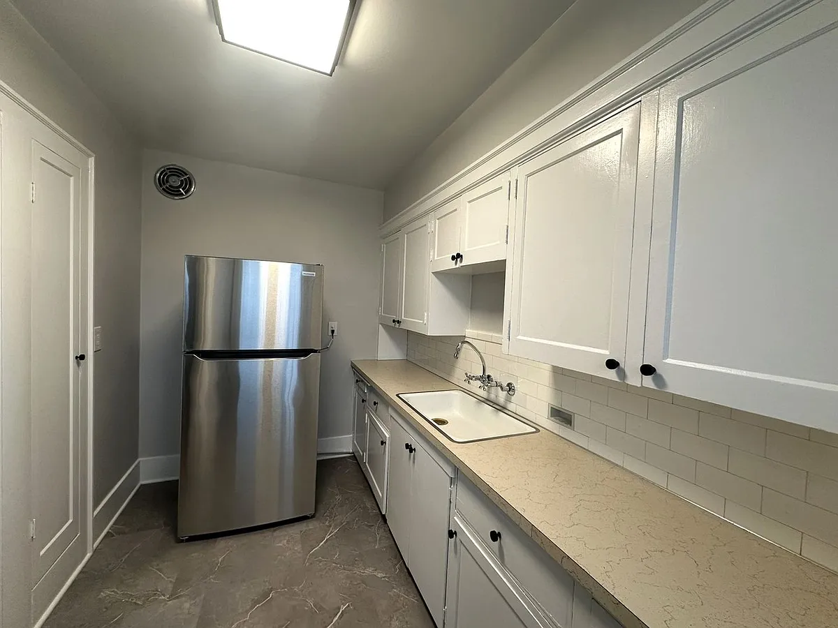 Building Photo - Belmont - 13 Unit