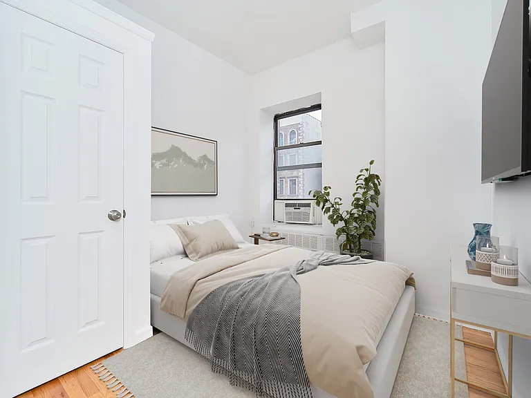 150 Manhattan Ave #3B — Photo 2