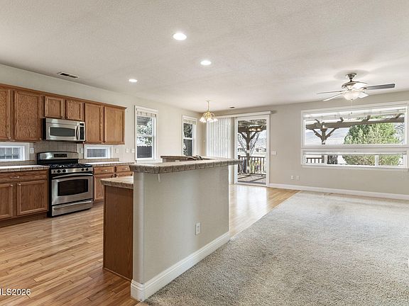 4th image of 913 Lakeview Dr