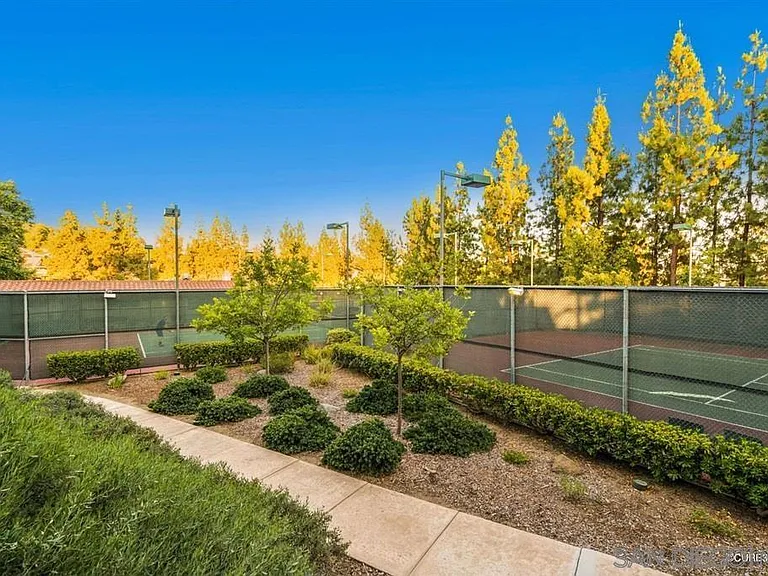 2401 Columbine Dr — Photo 17