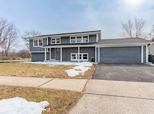 89 Brantwood Ave, Elk Grove Village, IL 60007