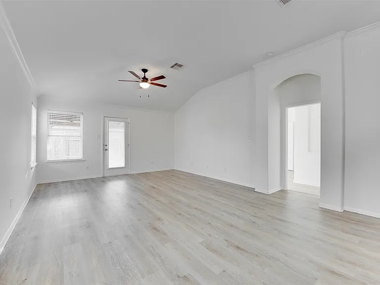 2410 Lakecrest Town Dr — Photo 14