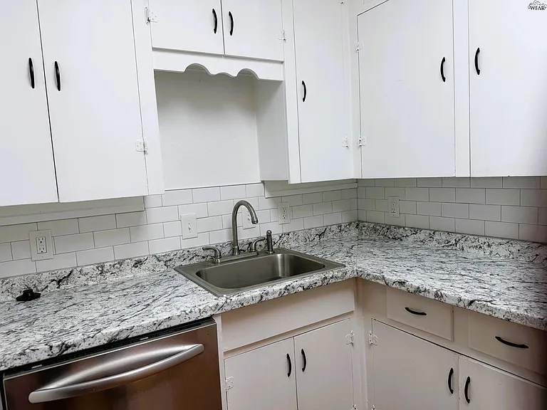 2951 Moffett Ave — Photo 6