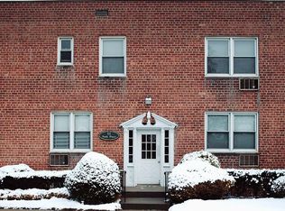 11 Park Pl APT 1A, Rockville Centre, NY 11570