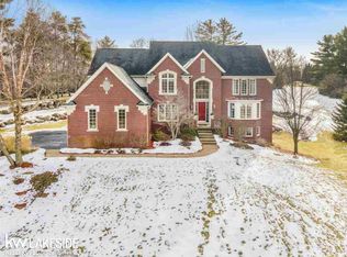 2200 Cambridge Ct, Rochester, MI 48306