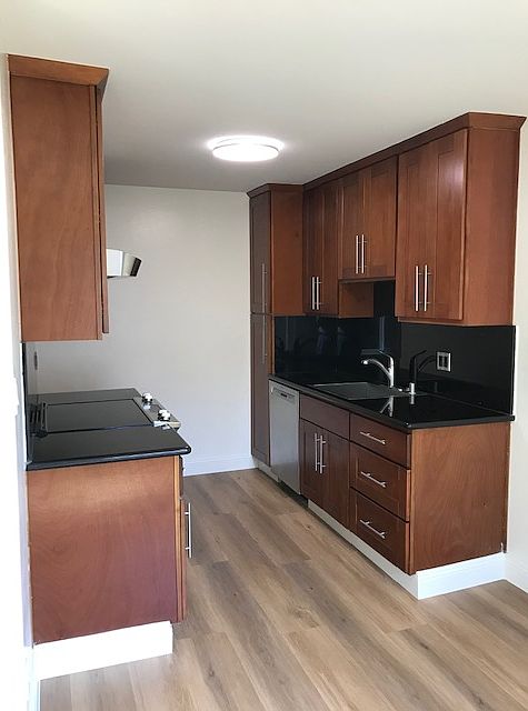 View of the right side of the kitchen