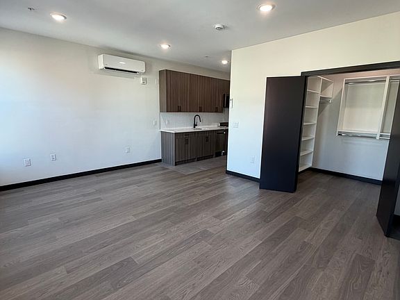 4th image of 140 Mallory Ave #209