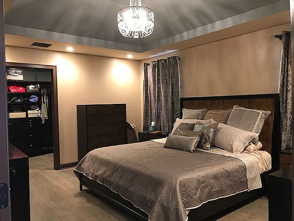 Master bdrm/walk in closet