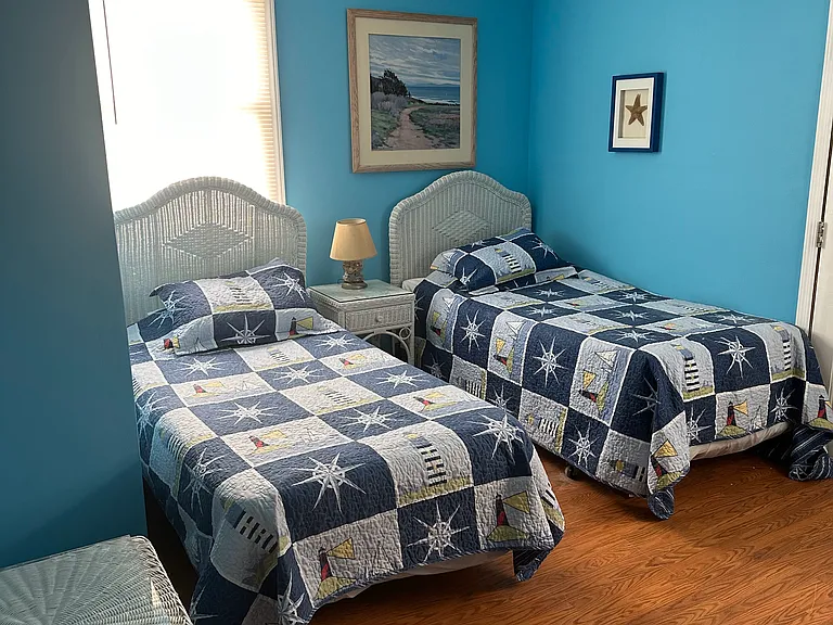 3rd Bedroom: 2 Twin Beds