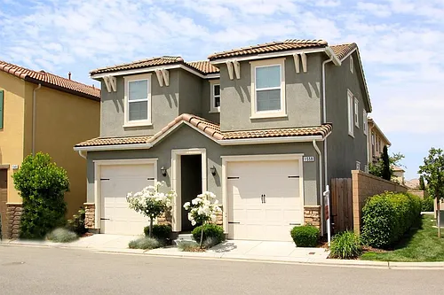 1558 N Rendezvous Way Photo 1