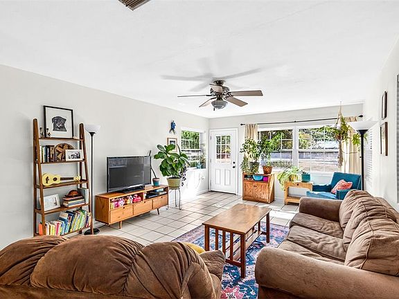 2nd image of 1006 NE 12th Ave