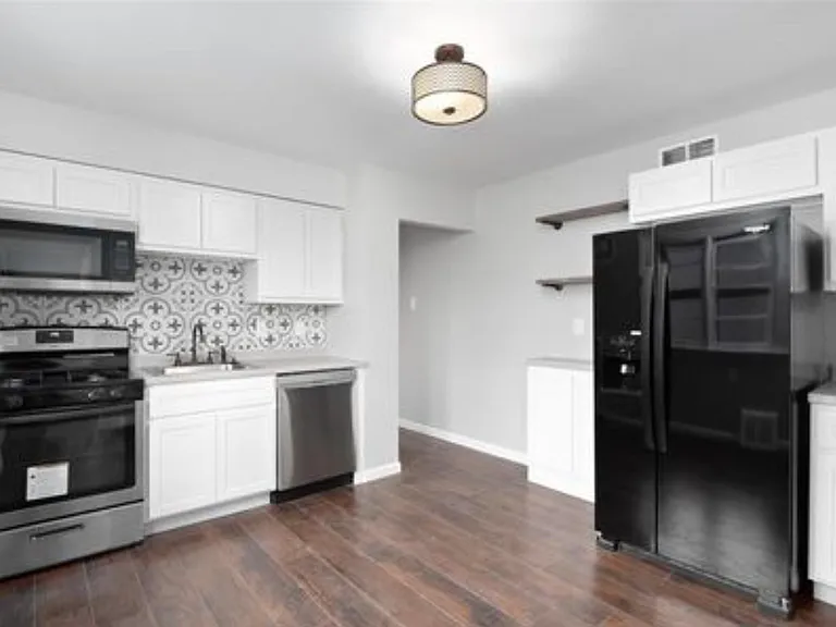 3102 Saint Myron Ln — Photo 2