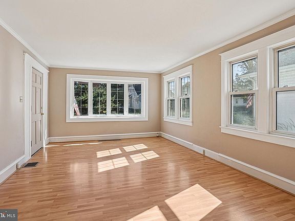 5th image of 117 E Holly Ave