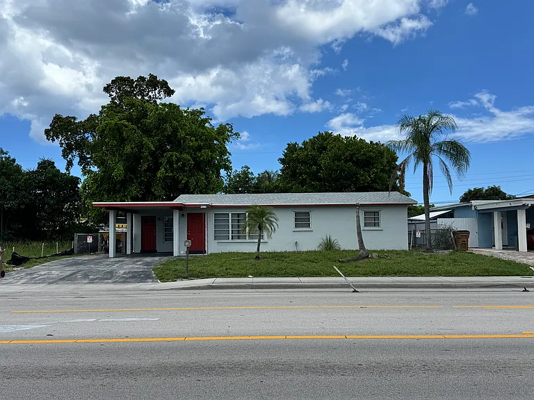 4230 NE 3rd Ave — Photo 16