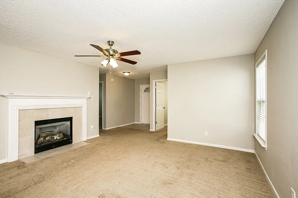 3 bed, 2.0 bath, 1379 sqft, $1,975 — Photo 4