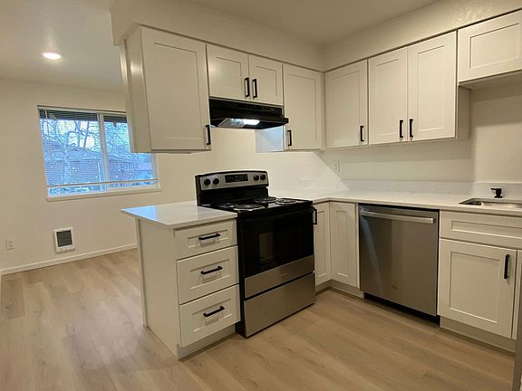 4th image of 102 Tacoma Blvd S APT 3