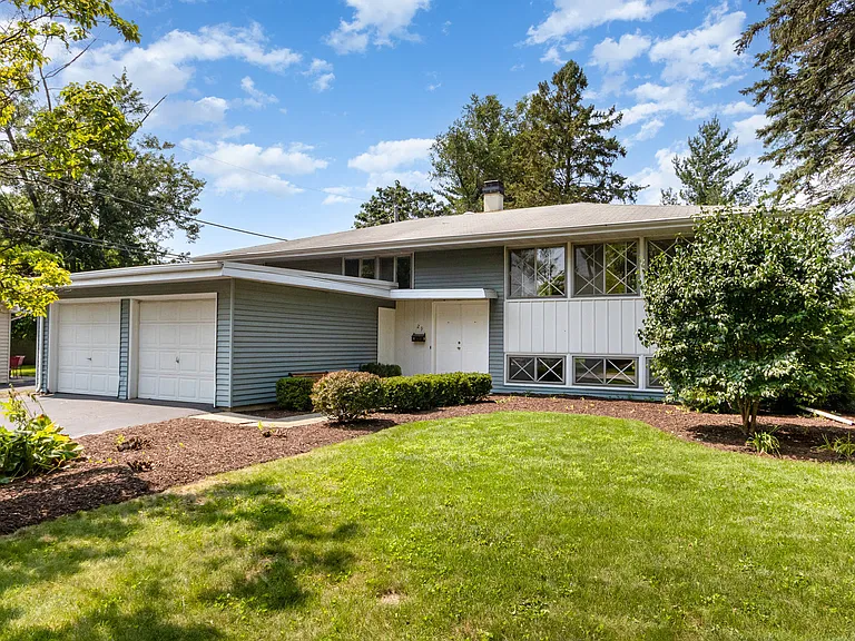 29 Robin Hill Dr — Photo 1