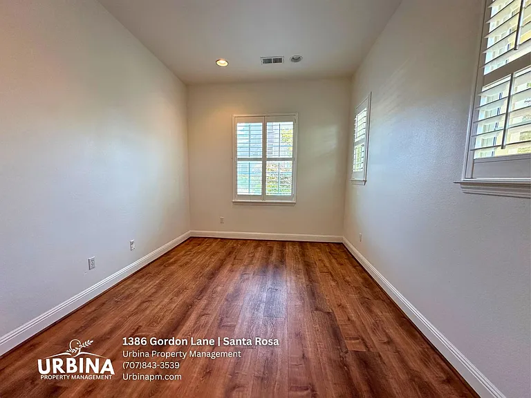 1386 Gordon Ln — Photo 3