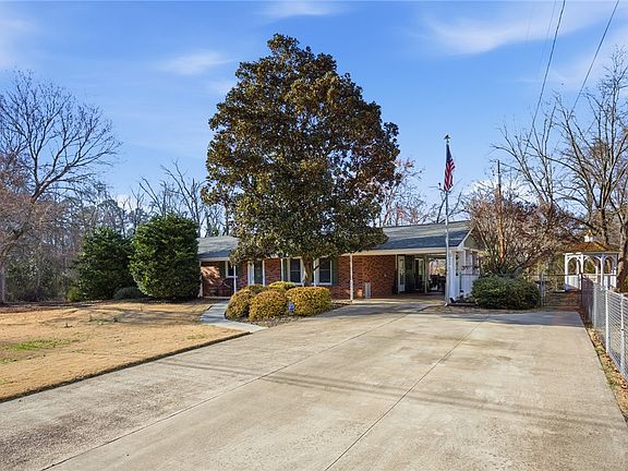 3rd image of 1005 Pinecroft Dr