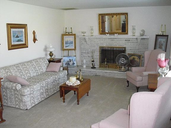 4th image of 125 Pin Oak Dr