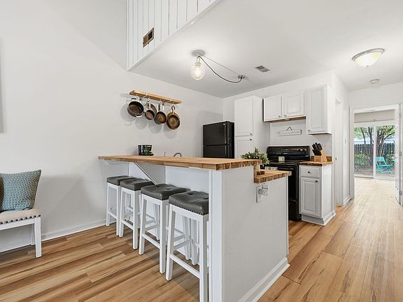 3rd image of 3612 Crystal Ct