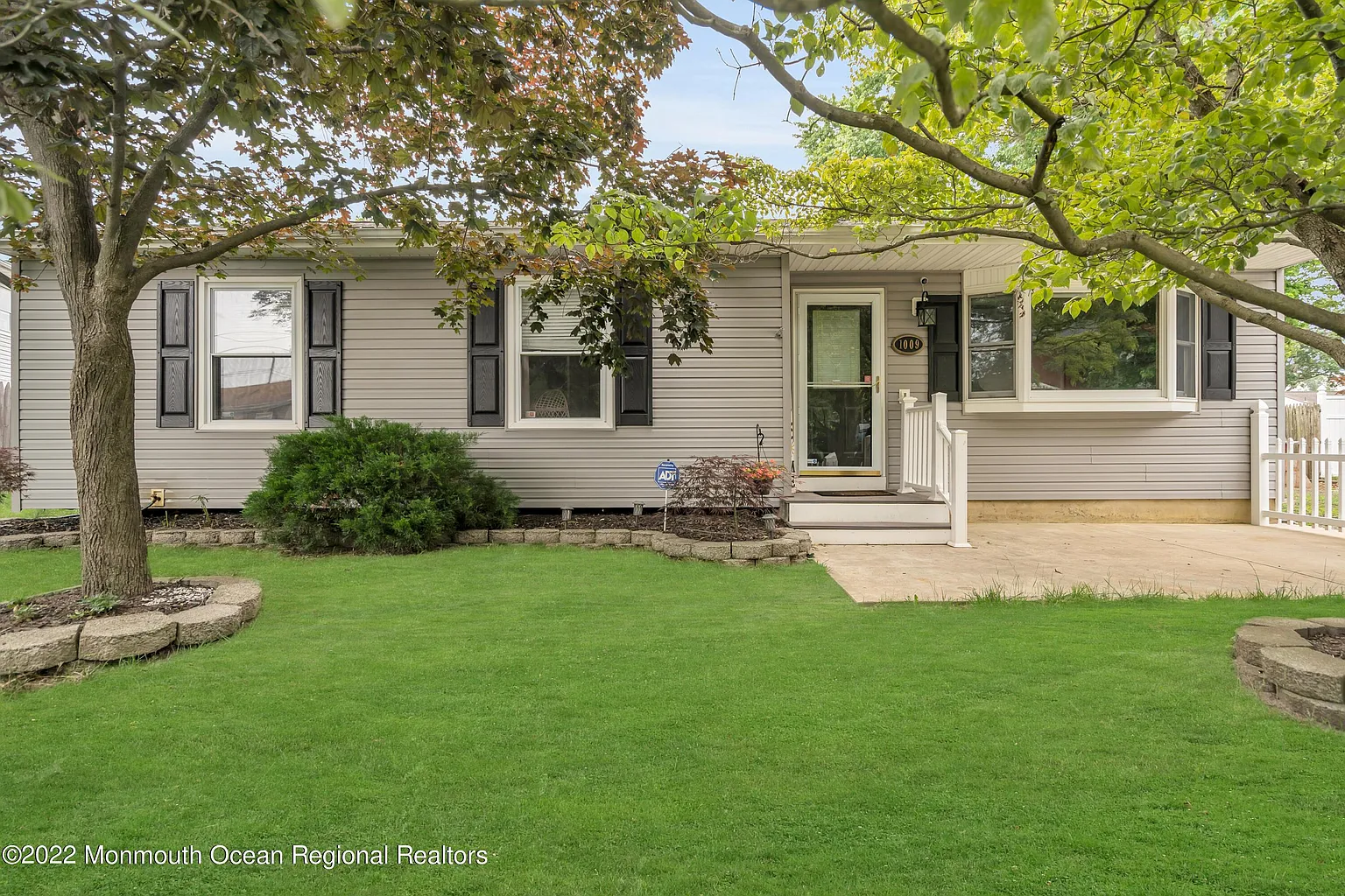 1009 Halliard Ave photo 1