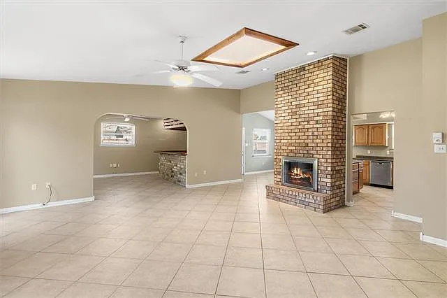 3 bed, 2.0 bath, 1900 sqft, $2,400 — Photo 4