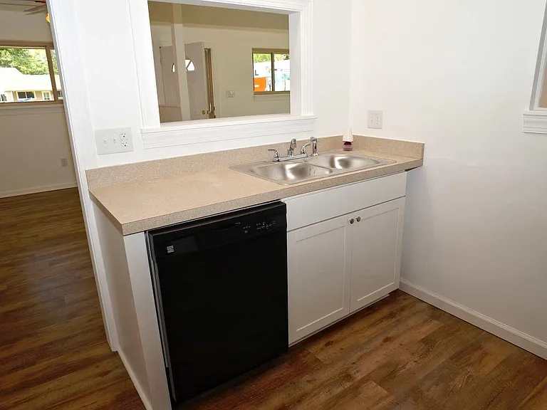 142 Quarterdeck — Photo 8