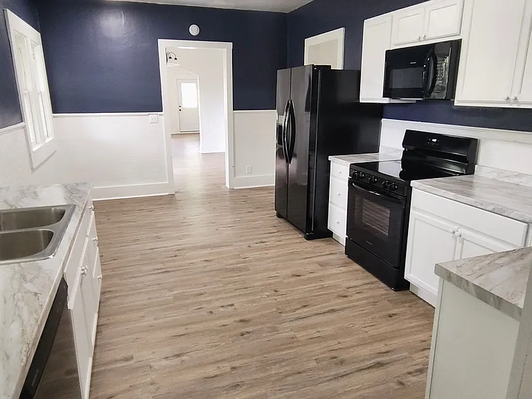 352 Main St — Photo 11
