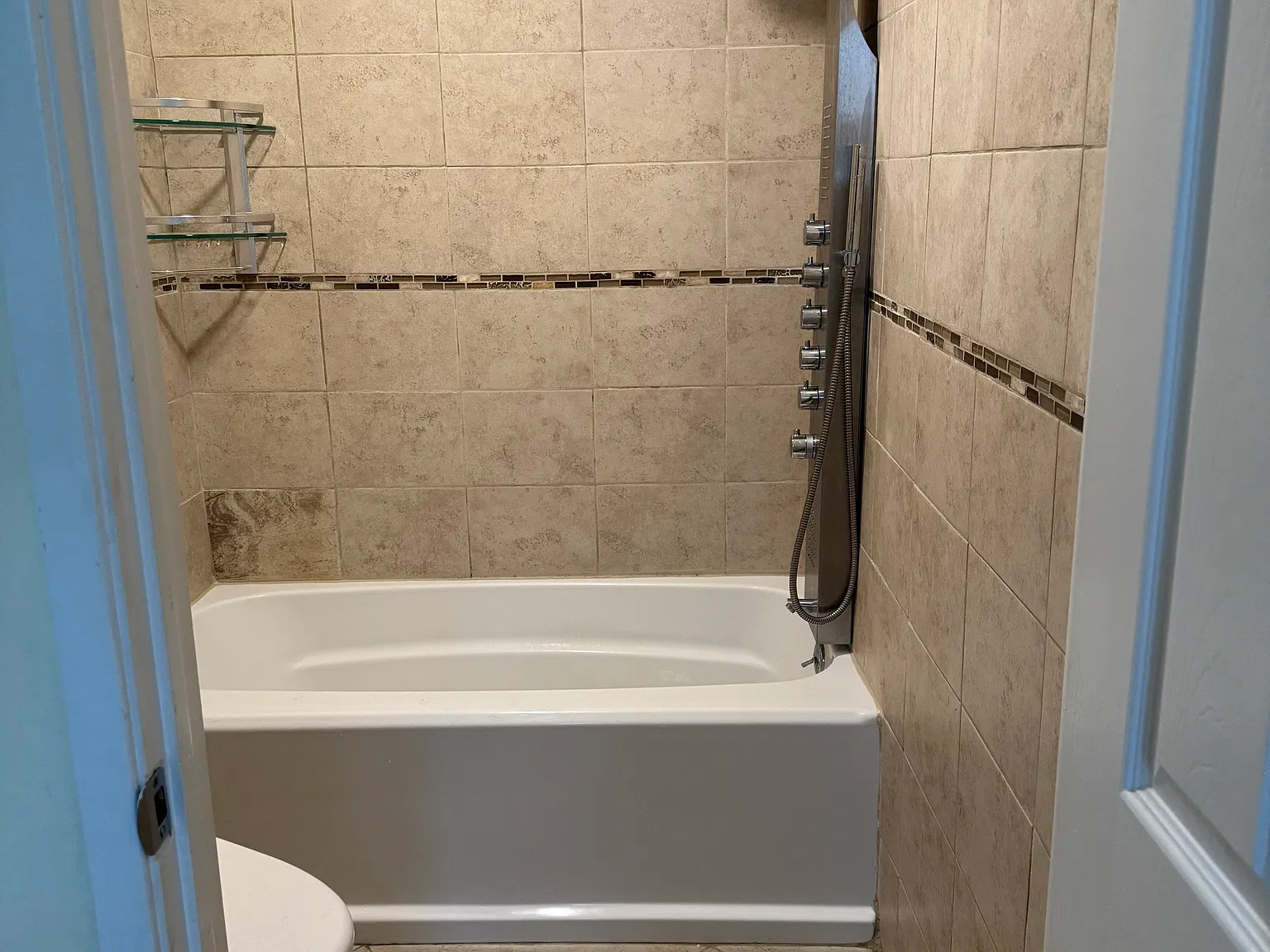 3 bed, 2.5 bath, 1240 sqft, $4,200 — Photo 3
