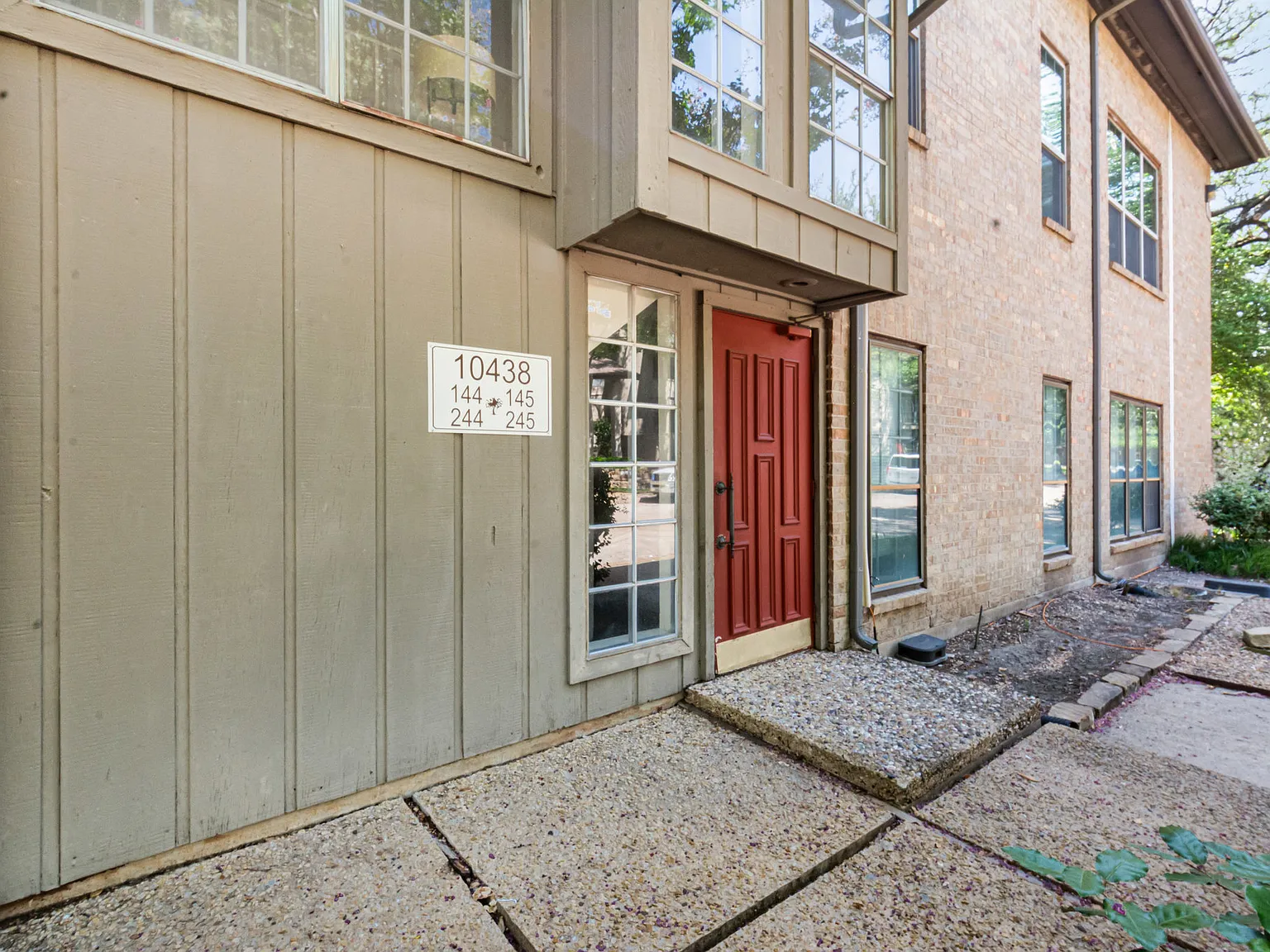 10438 High Hollows Dr — Photo 3