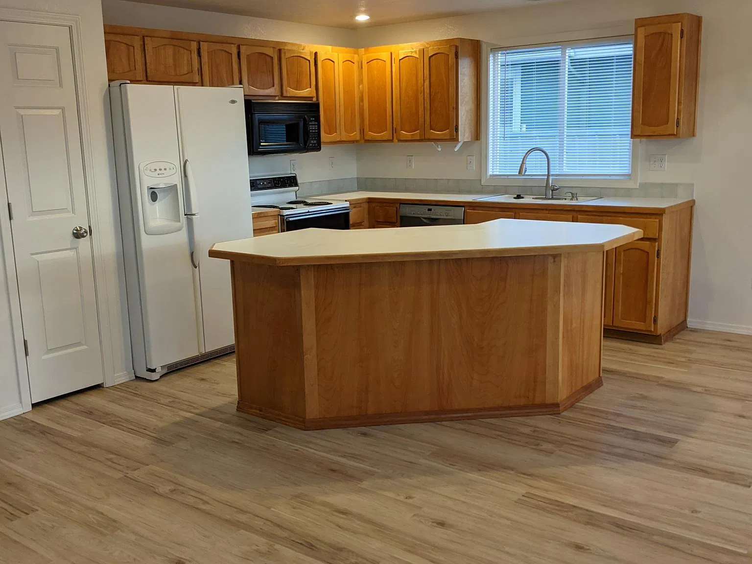 3 bed, 1442 sqft, $2,100 — Photo 4