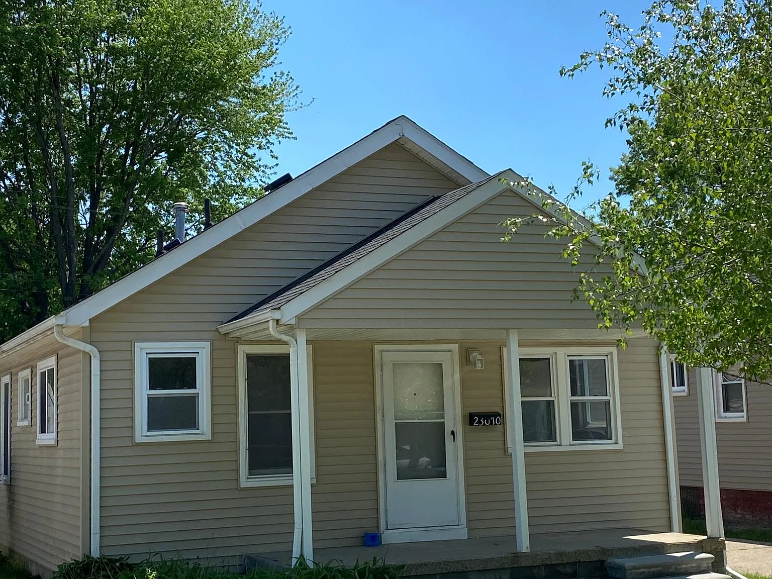 3 bed, 977 sqft, $1,800 — Photo 1