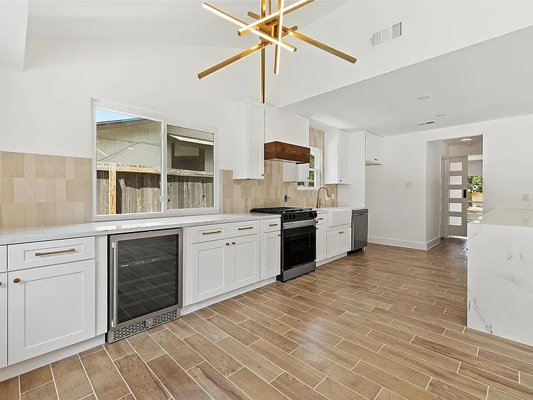 1111 Spearson Ln — Photo 15