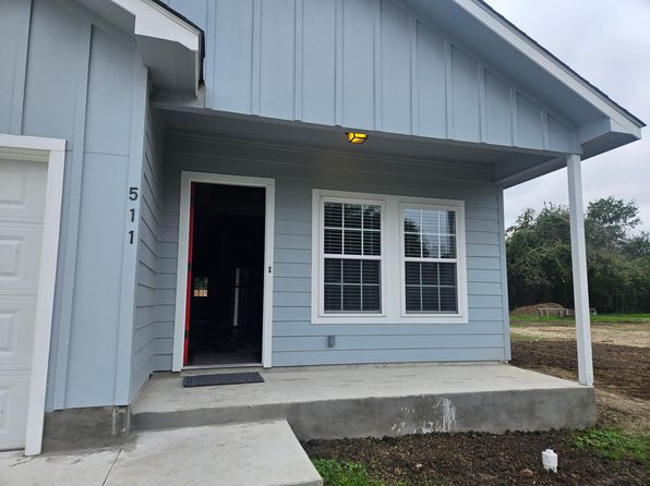 511 Moore St, Gonzales, TX 78629