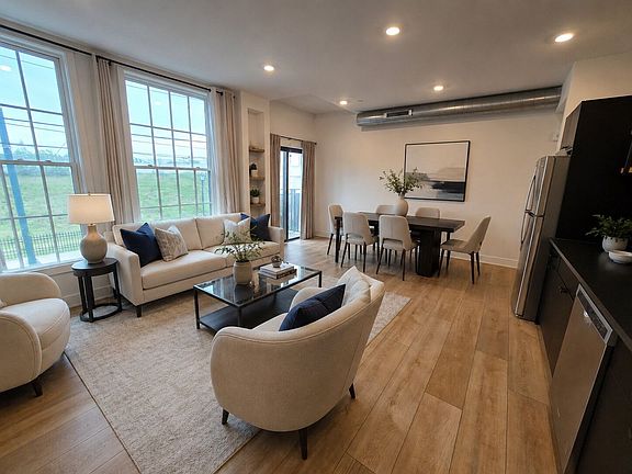 2nd image of 2966 Richmond St #203
