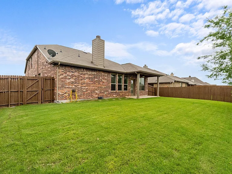 1705 Medina Ln — Photo 26