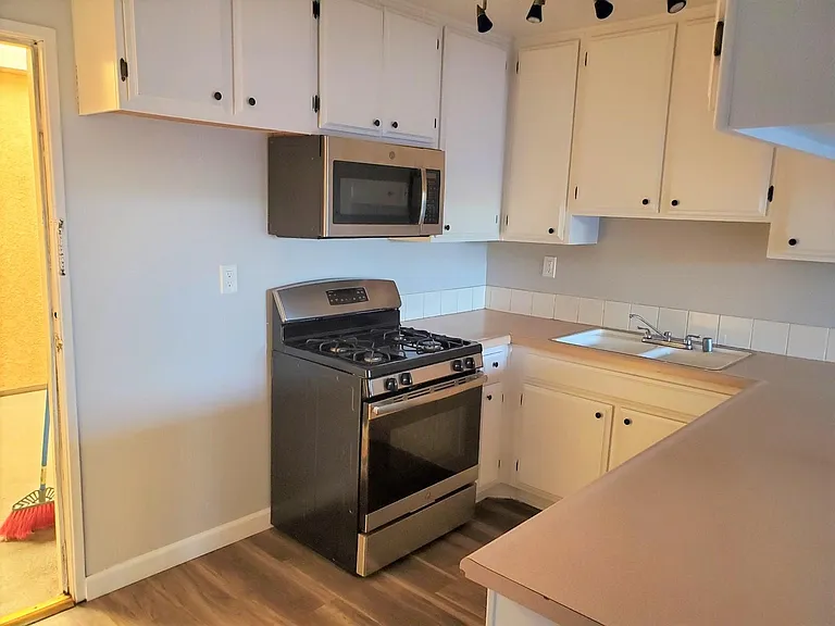 2558 S Sepulveda Blvd #11 — Photo 3