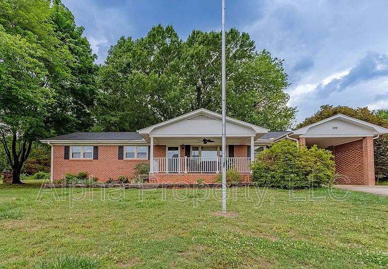 109 Roberts Cir — Photo 1