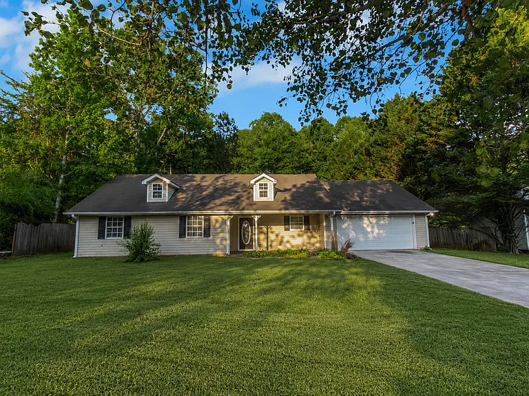 585 Mountainview Dr — Photo 2