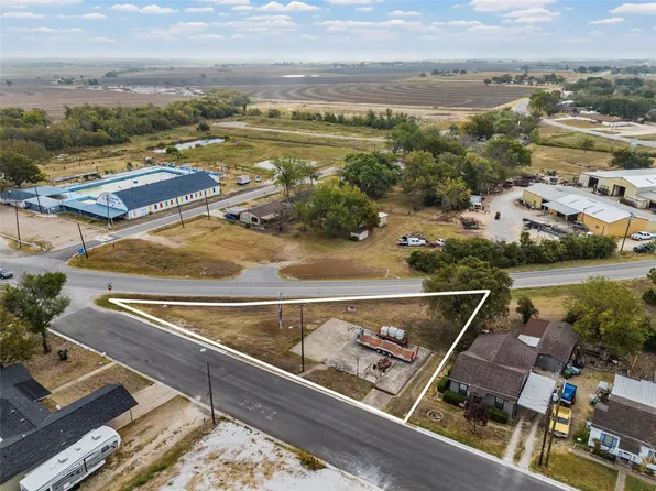 312 E Columbus St, West, TX 76691