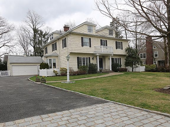 2nd image of 11 Middle Dr