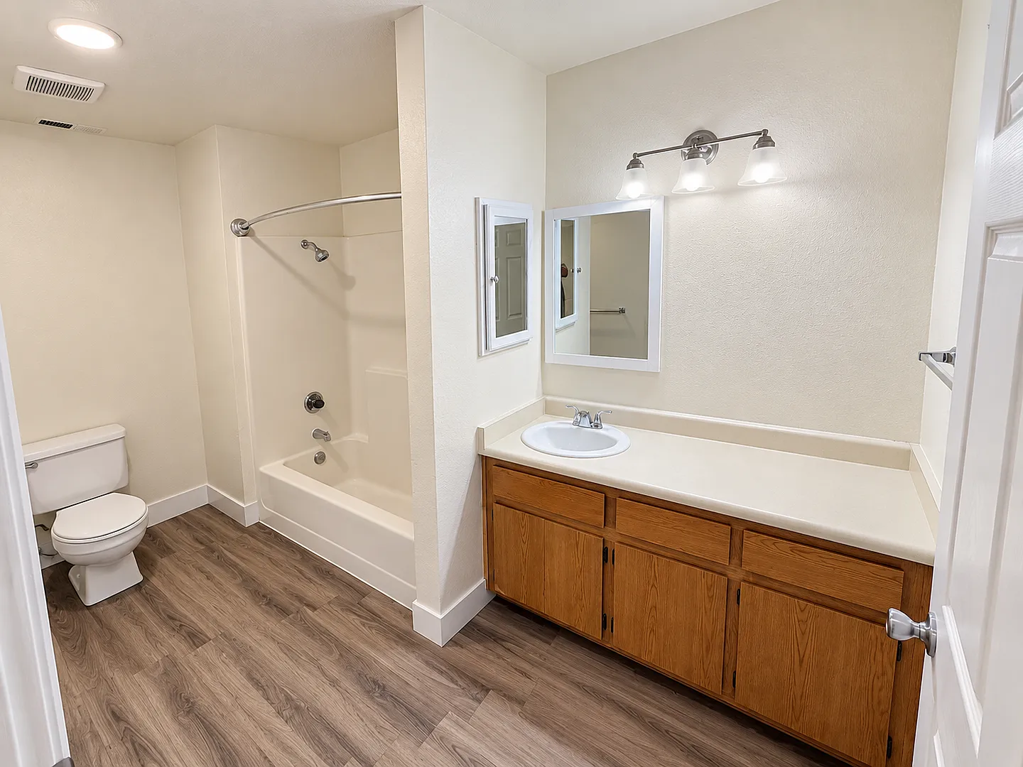4 Bed Townhome - 1,250 Sq. Ft. + In-Unit W/D — Photo 3