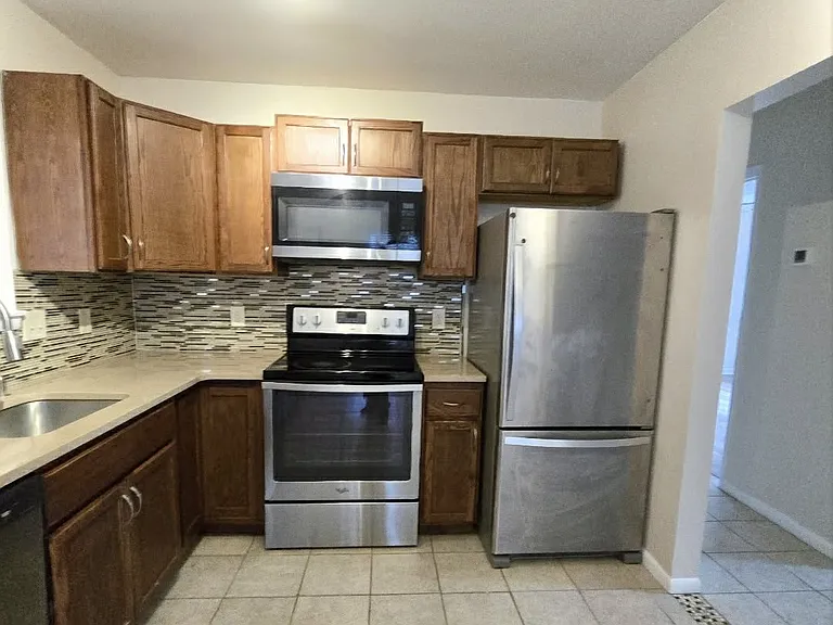 94 Nottingham Ln — Photo 2
