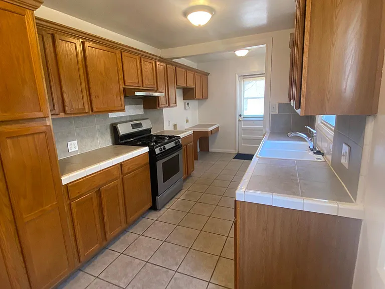 2601 Pine St — Photo 5