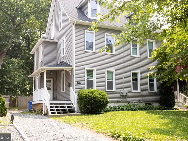 262 E Linden St — Photo 1