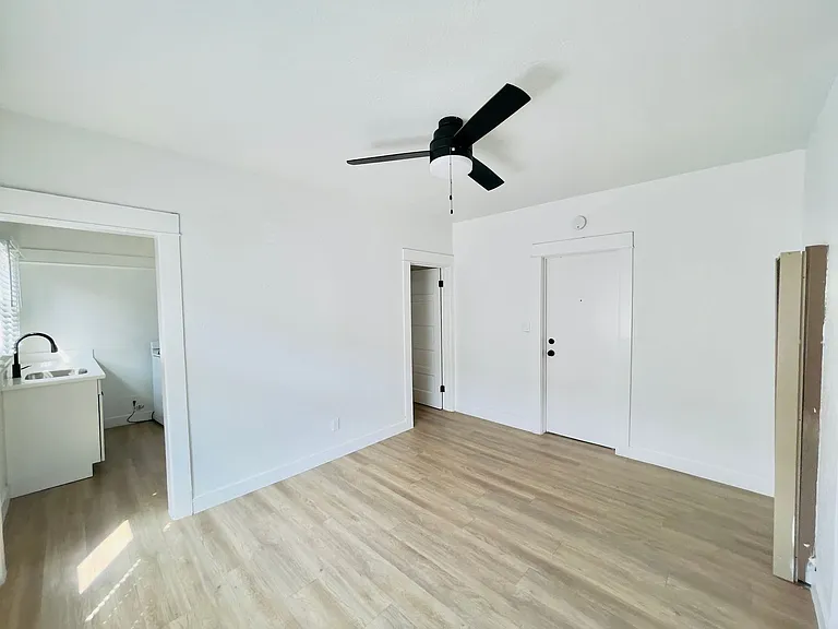 237 E 9th St — Photo 15