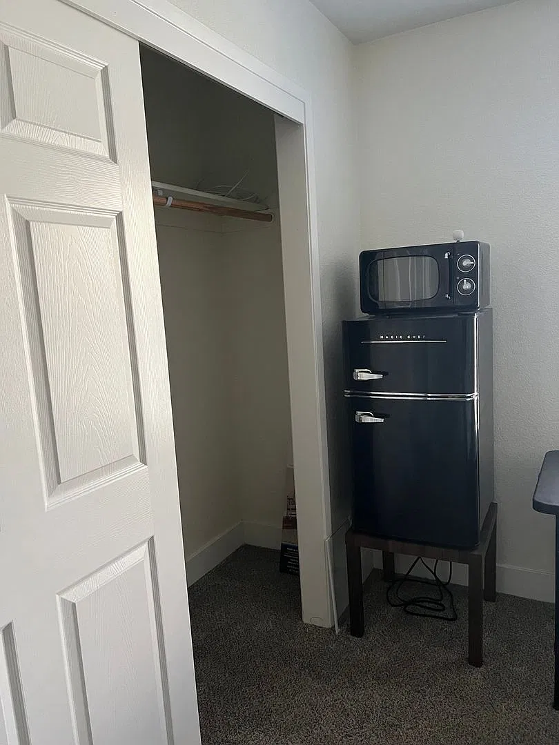 Furnished Room available in updated home - Los Banos, CA — Photo 4